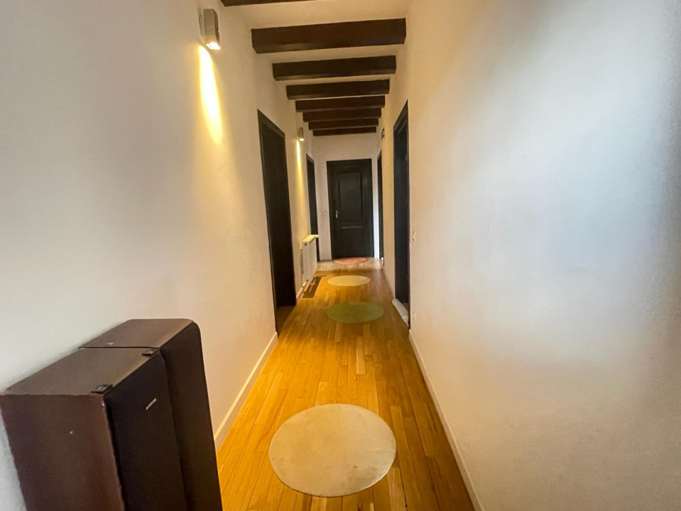  Vila cu 5 Camere în Inima Orașului Otopeni