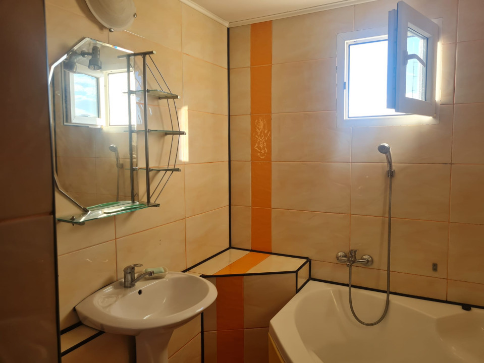 Apartament 4 camere lângă metrou Aparatorii Patriei, 