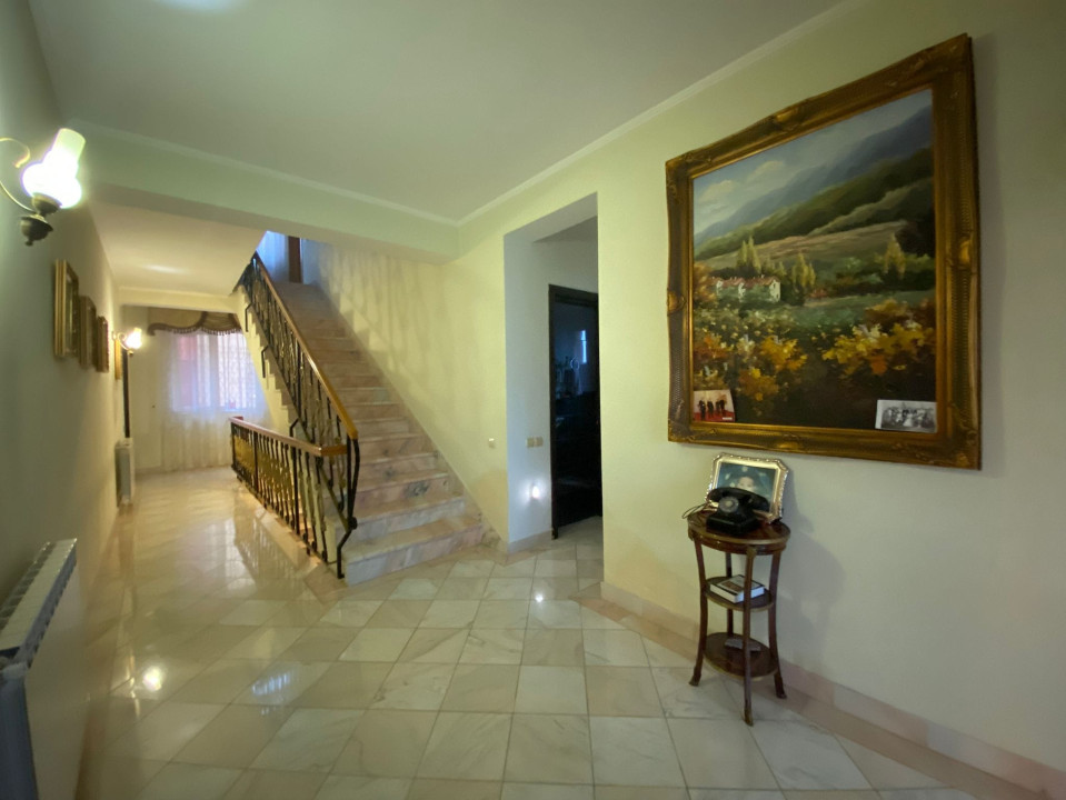 Locuință de Lux cu Piscină și Posibilități de Dezvoltare