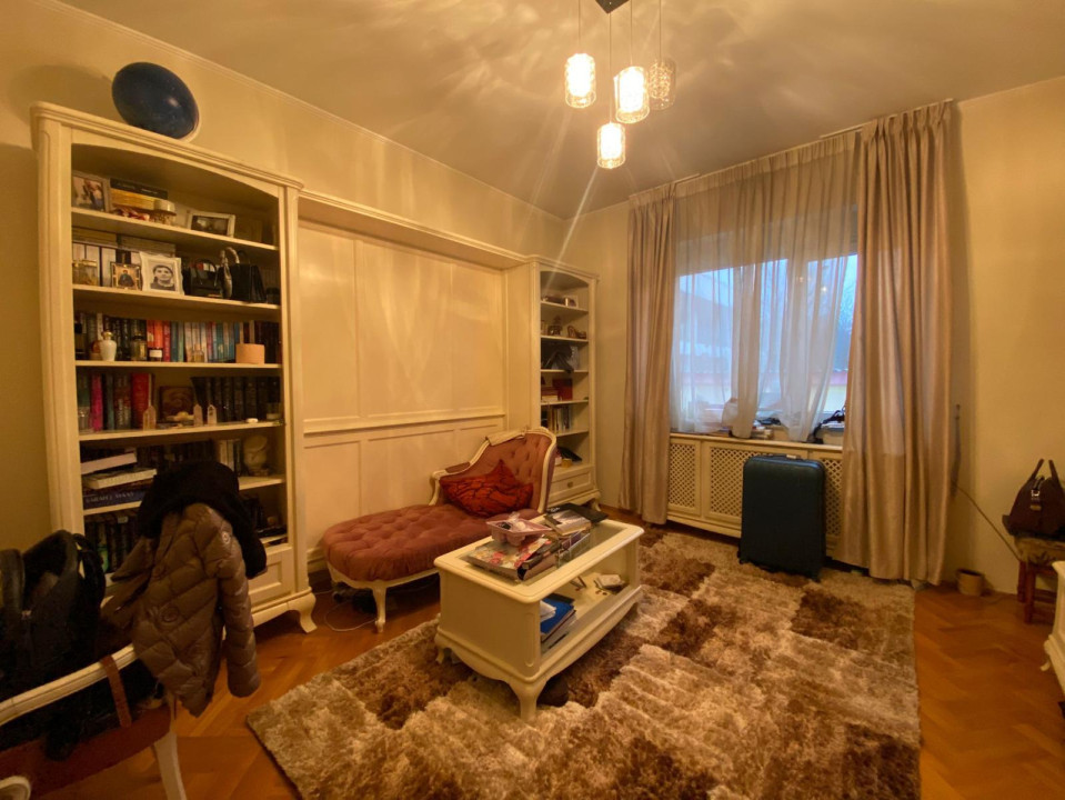Locuință de Lux cu Piscină și Posibilități de Dezvoltare
