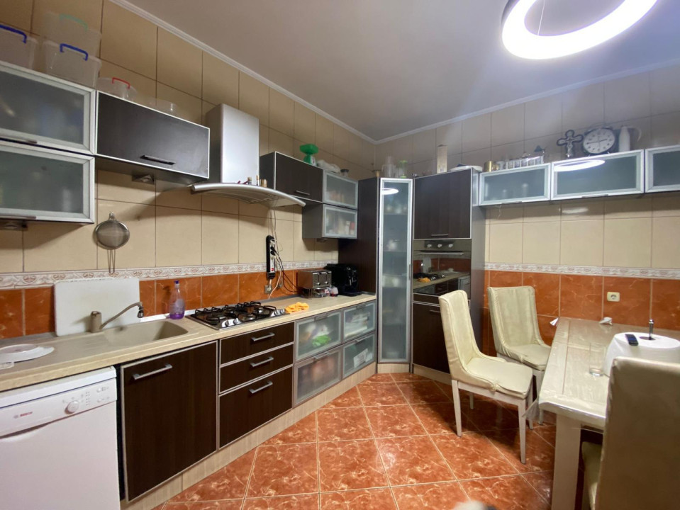 Locuință de Lux cu Piscină și Posibilități de Dezvoltare