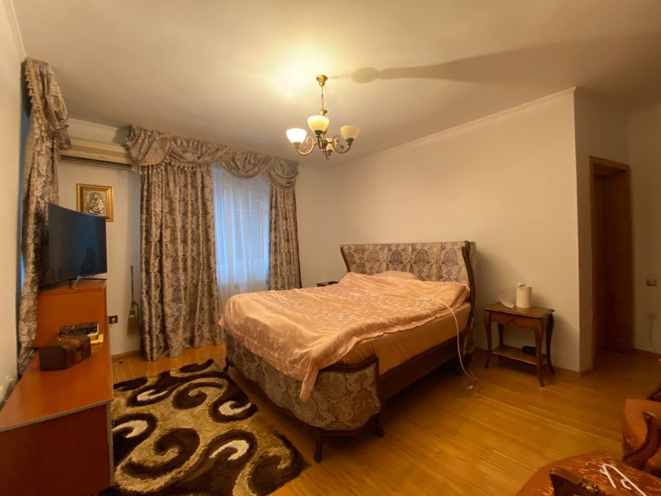 Locuință de Lux cu Piscină și Posibilități de Dezvoltare