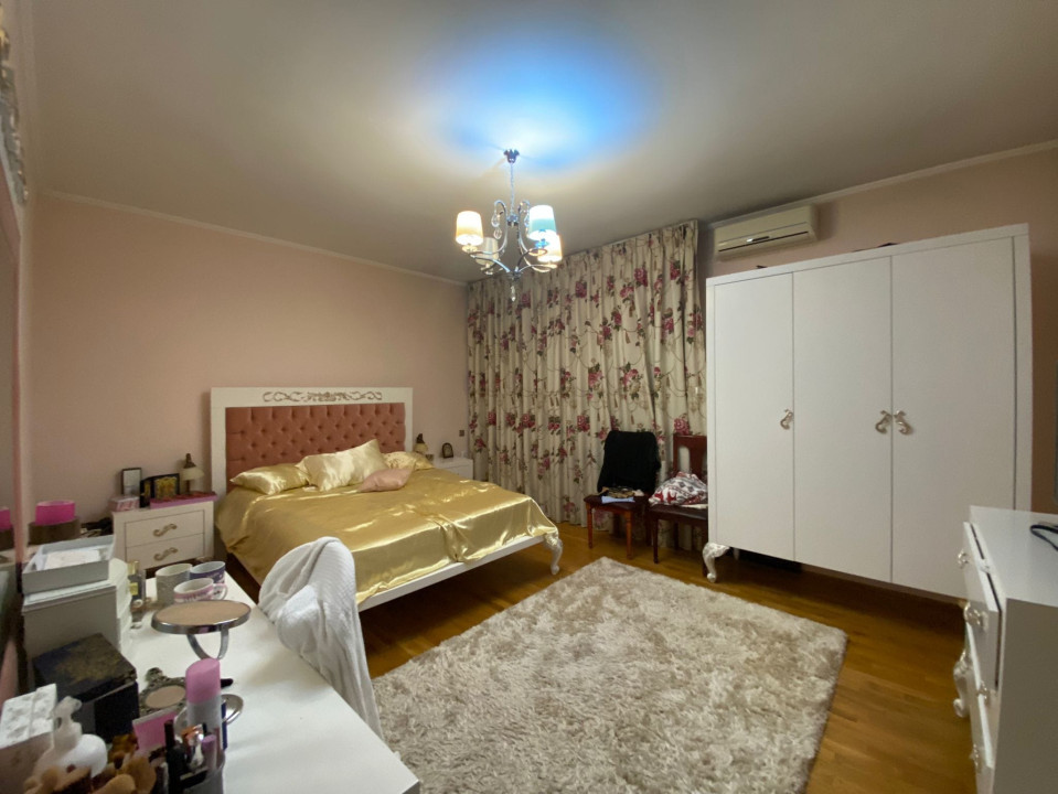 Locuință de Lux cu Piscină și Posibilități de Dezvoltare